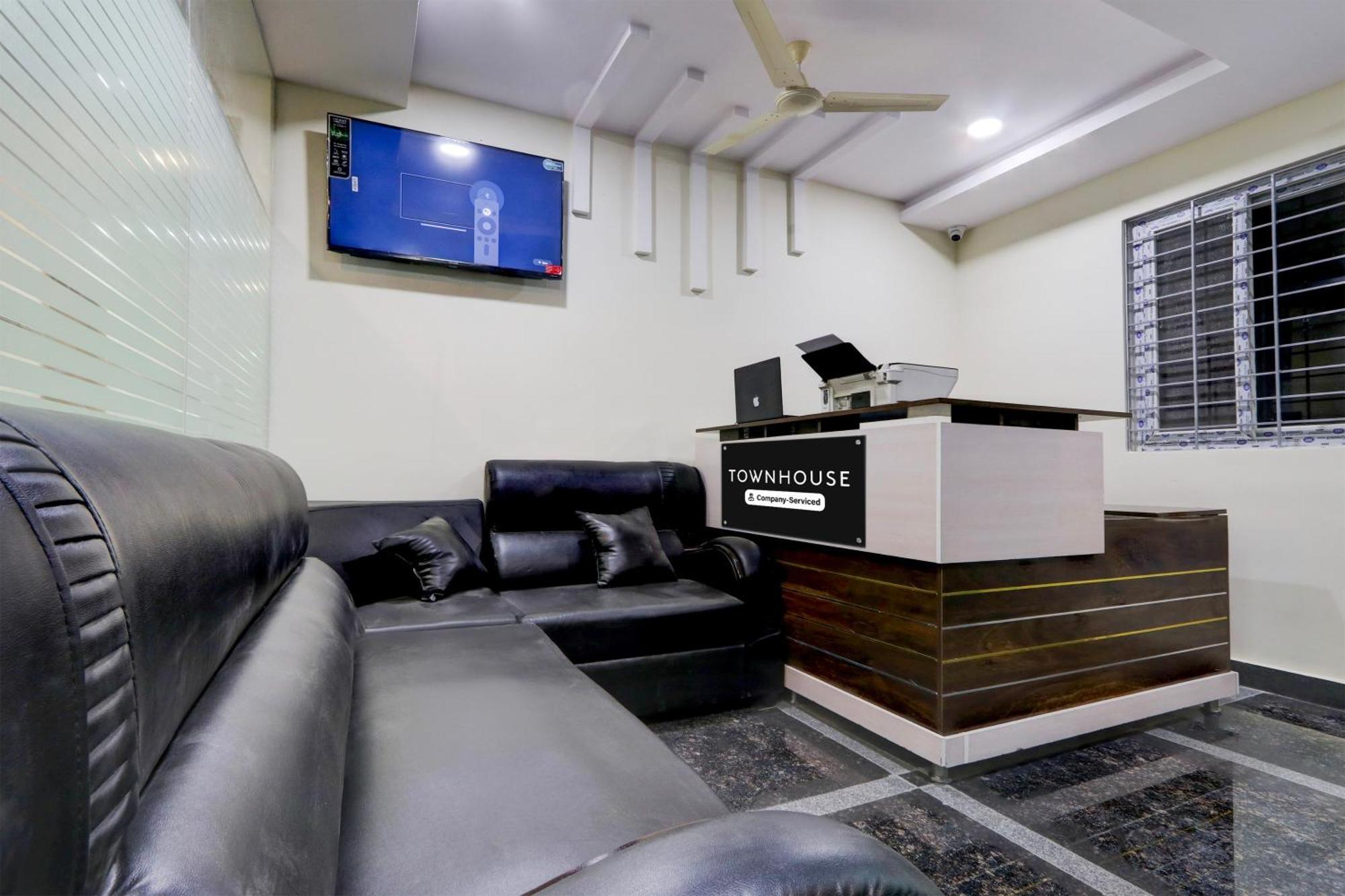 Super Townhouse Nanak Ram Guda Near Waverock Sez Hyderabad Exterior foto